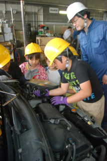 発明クラブの子どもたちが自動車の解体に取り組んだ