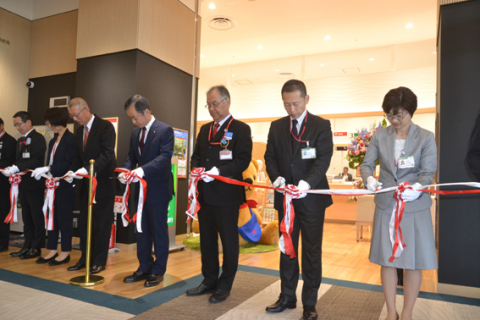 関係者がテープカットし、大型商業施設内では県内初の開局となった「イオンモール三川内郵便局」の開局を祝った