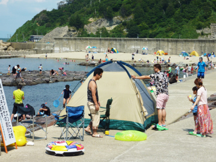 にぎわいを見せた加茂レインボービーチ（2016年、加茂地区自治振興会提供）