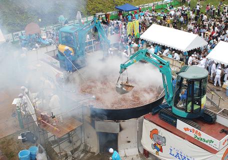 山形市で開かれている「日本一の芋煮会」。今年は初めて庄内風芋煮が登場する