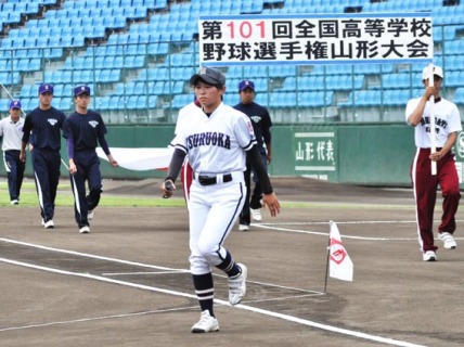 鶴岡南の女子野球部員・屶網さんが入場行進の先導を務めた