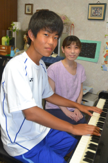 剣持さん（左）と指導の石黒さん＝鶴岡市若葉町・石黒ピアノ教