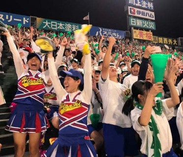 高松商業の最終打者のフライが河野選手のグラブに収まった瞬間、勝利に歓喜する三塁側アルプススタンドの鶴東応援団