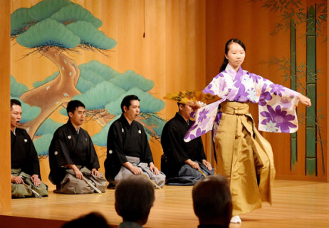 宝生さん（左から2人目）らの謡に合わせ、舞を披露する受講者