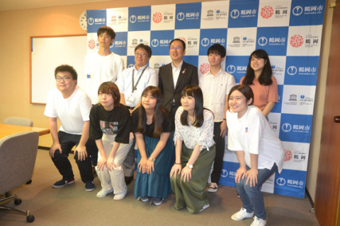 藤島地域での社会調査実習のため来鶴し、鶴岡市役所を訪れた大東文化大の学生ら＝10日