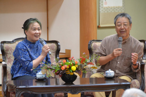 前夜祭で対談した選者の夏井さん（左）と夢枕さん＝28日、出羽三山神社参集殿