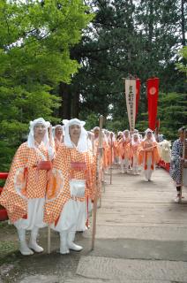 参道を通って羽黒山頂を目指す「神子修行」の参加者たち