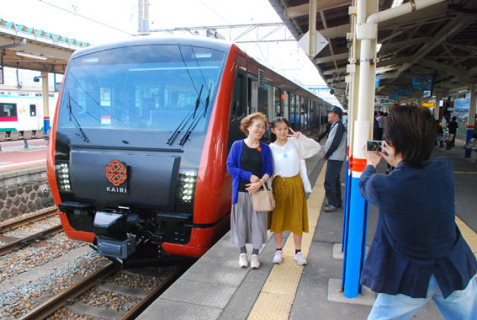 酒田駅に到着した新観光列車「海里」＝5日午後1時半ごろ
