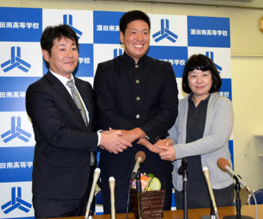 指名を受け中原校長（右）、鈴木監督（左）と握手を交わす伊藤外野手