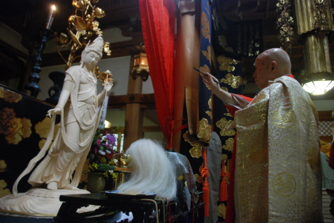 開眼大祈祷で、筆を手にした五十嵐住職（右）が聖観世音菩薩像に入魂