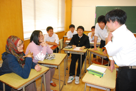 山形大農学部の留学生（左の2人）と対話する酒田東高の生徒たち