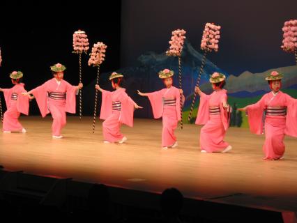 華やかなステージを繰り広げた開幕公演