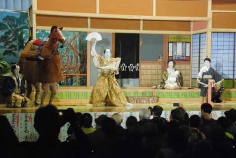 山五十川歌舞伎の一場面。会場からの「大向こう」に地元役者が熱演で応えた