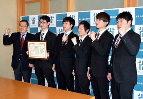 賞状を手にする渡部さんはじめ最高賞を受けた学生5人。左は阿部教授