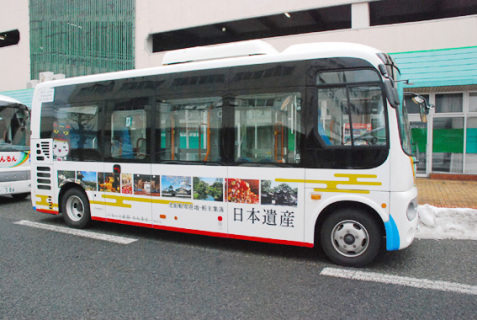 日本遺産の構成文化財などを描いたＢ線のバス