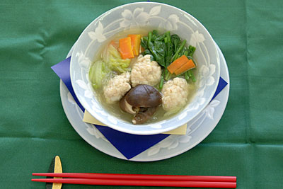肉団子と野菜の煮込みスープの写真