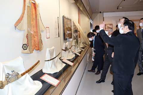 初代・忠次公をテーマにした特別展で、展示品を紹介する酒井忠久致道博物館長（右端）