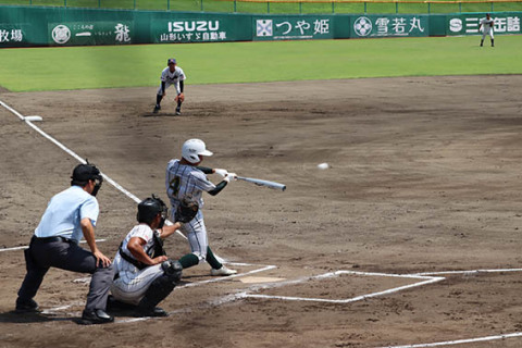 鶴岡東は初回、１死二塁で古賀が中前に運び好機を広げた