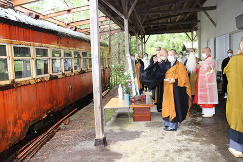 旧善宝寺駅ホームにあるモハ3形電車の前で解体祈祷が行われた