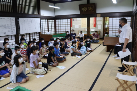 開会行事で橋本会長（右）が参加児童を激励した