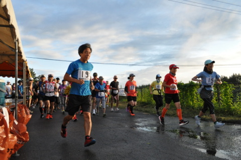 鶴岡100キロマラソン最後の大会に大勢のランナーが参加。有終の美を飾るため完走を目指した