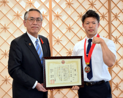 ＡＪＡＦ全国大会で準優勝した土屋選手（右）を激励する丸山市長