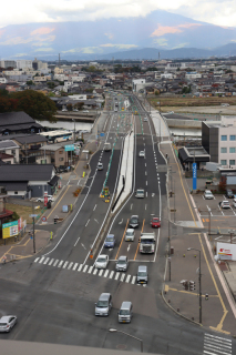 バリケードをはずし、供用を開始する酒田市山居倉庫前の豊里十里塚線＝撮影協力・ホテルリッチ＆ガーデン酒田