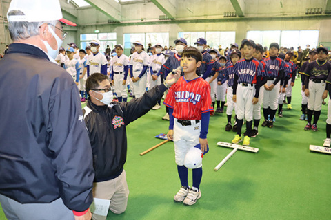 今シーズンの健闘を誓い致道の三浦主将が選手宣誓