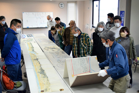 「―植付之圖」に見入る参加者たち＝東北興産