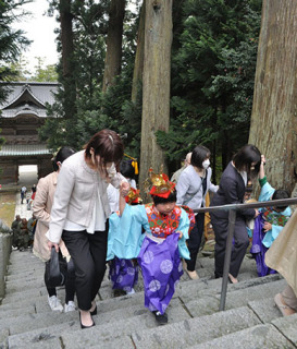 地元の幼児たちが保護者と一緒に長い石段を登った