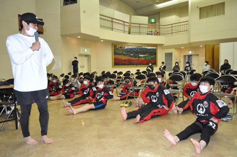 小学生たちが佐藤さん（左端）の指導で「体軸体操」を体験