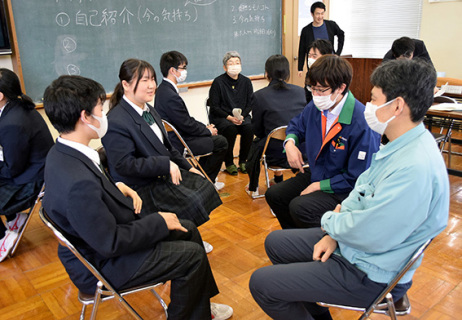 車座になって意見を交わす受け入れ事業所代表と生徒たち