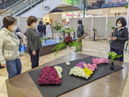 エスモールを会場に開かれている小原流鶴岡支部による「みんなの花展」