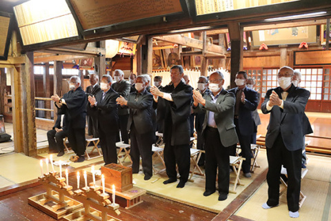 春日神社本殿の祭壇に玉串をささげ、手を合わせる「巡り衆」