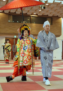 「酒田時代行列」を華やかに彩る花魁道中のリハーサル風景＝7日午後