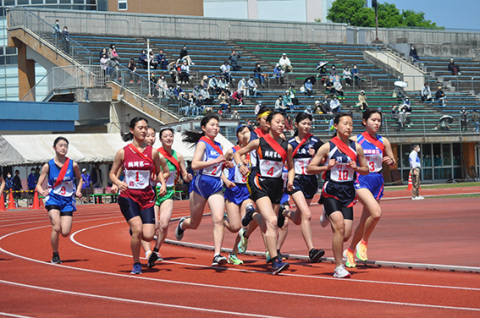 号砲とともに女子1区がスタート。スタンドには観客の姿も見られた