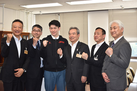 県庁を表敬訪問し意気込みを語った小川選手（左から3人目）