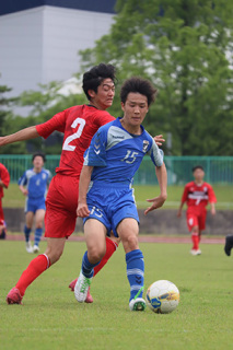 サッカーは前半から鶴岡南が主導権を握り、4―0で快勝した
