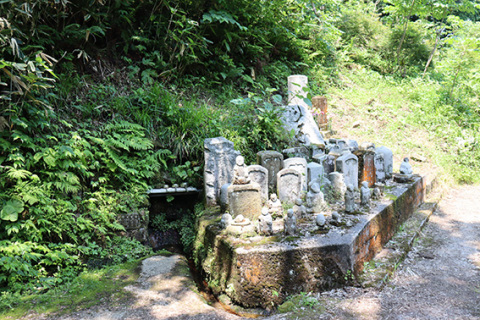 鶴岡市加茂地区にある「お不動様の清水」の全景