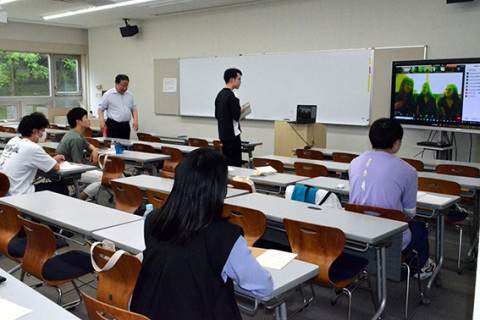 公益大とアダム大の学生がオンラインで交流