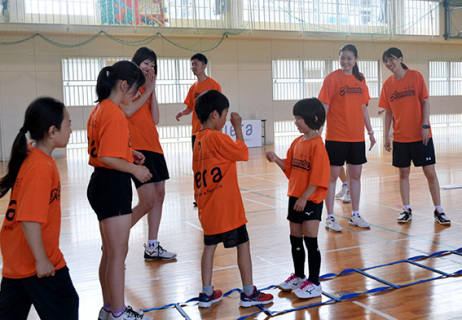 選手・スタッフとともに汗を流す遊佐町の親子連れ＝10日午前、旧藤崎小体育館