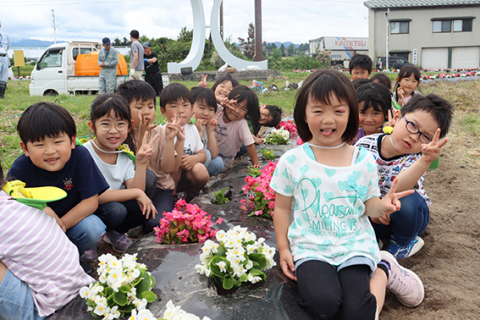 「きれいになったでしょ」―。作業を終え満足げな園児