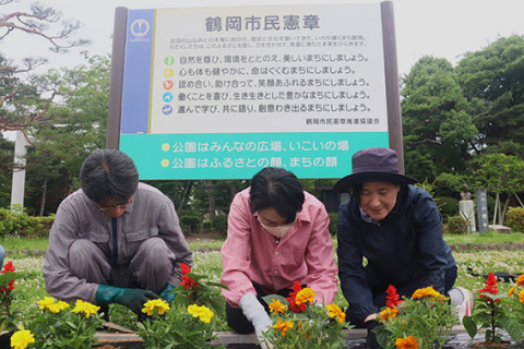 「美しいまち」の実践と普及に向け、色とりどりの花を植えるメンバー