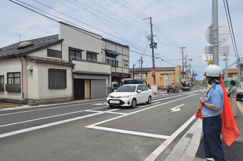 一方通行規制が解除された神楽橋十三軒町線。区間の東端に左右へのレーンが新たに設置された