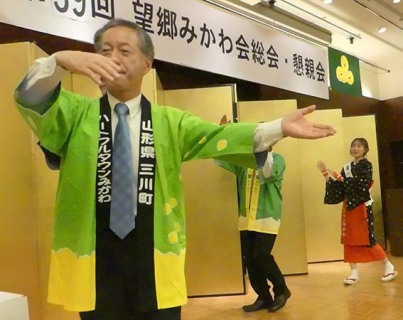 阿部町長が率先するように三川音頭を踊り、菜の花むすめが続いた