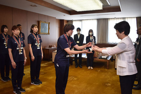 吉村知事からトロフィーを受け取る木村主将