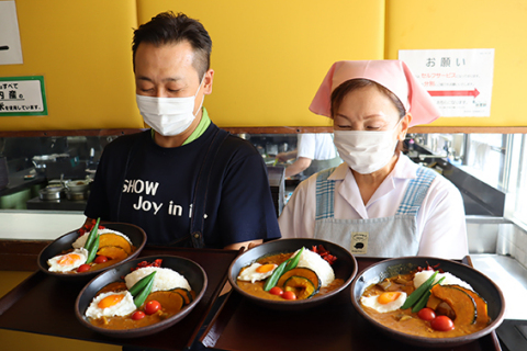 昨年、庁舎の食堂で提供された「ノウフクランチ」。持っているのは日替わりメニューの一つ夏野菜のキーマカレー