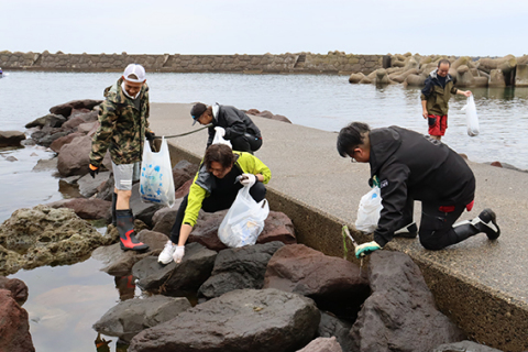 「海洋ごみを考える日」のイベントで、加茂レインボービーチのごみを拾う釣り愛好者グループ