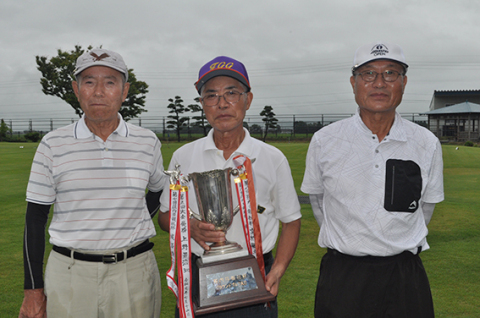 優勝した遠藤さん（中央）、2位の佐藤さん（右）、3位の今野さん