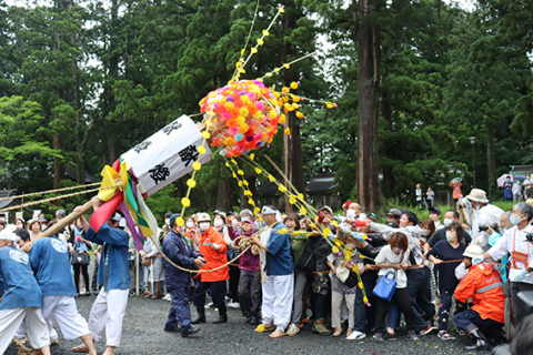 花梵天が4年ぶりに巡行。大勢の参拝者がご利益を求め、梵天の花取りに沸いた